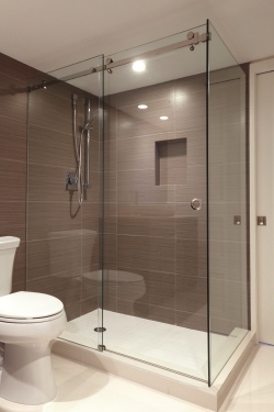 Sliding shower screen for a compact bathroom